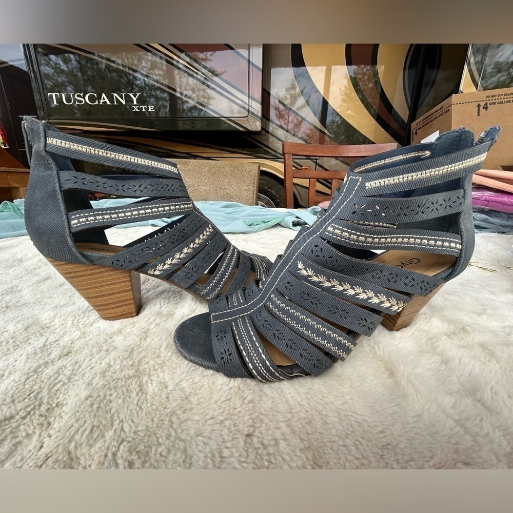 City classified. Sandals. Heels. Back zipper. Size 6. - Picture 2 of 8